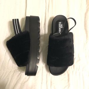 Koi FootWear Flatform Sandal